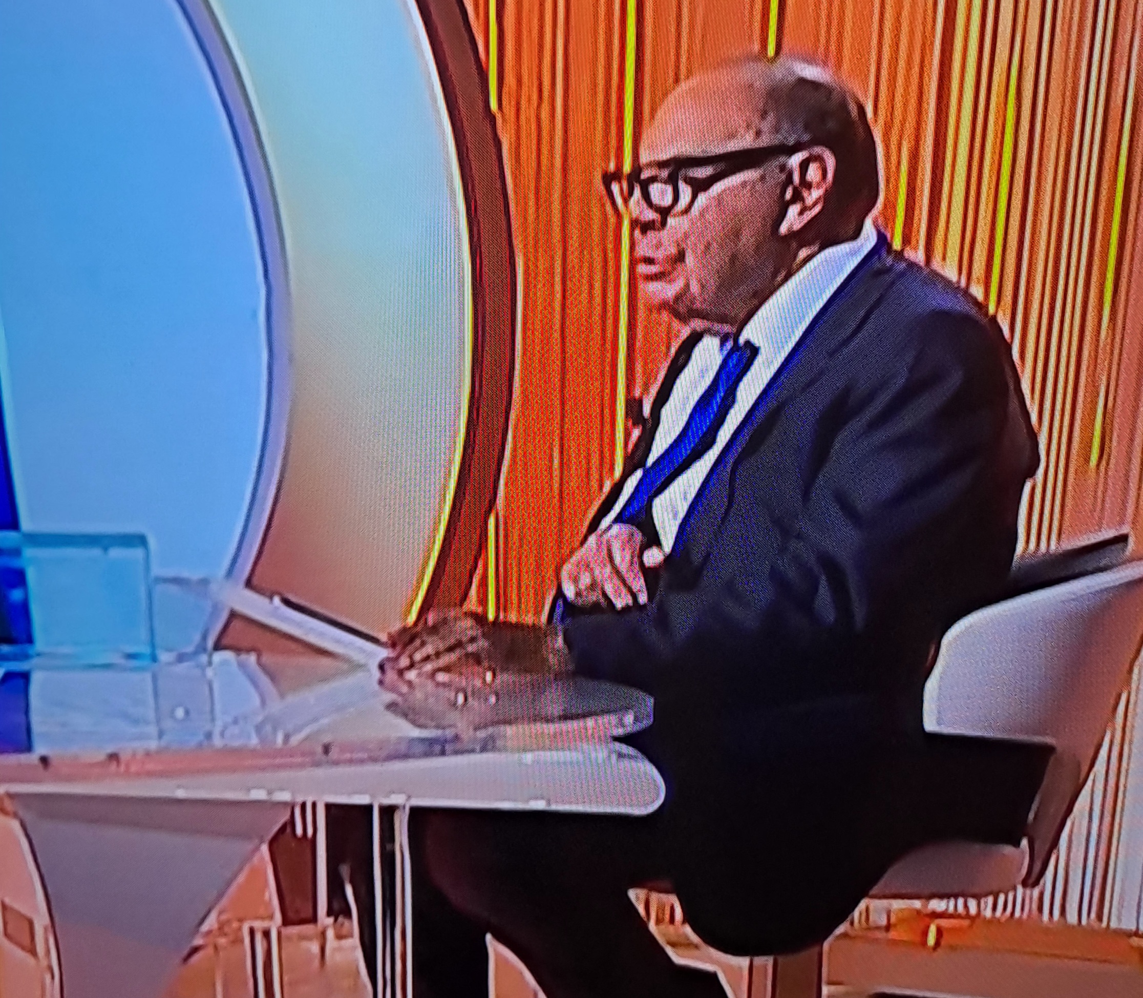 Foto del pezzo: bruno vespa in tv con braccio rotto