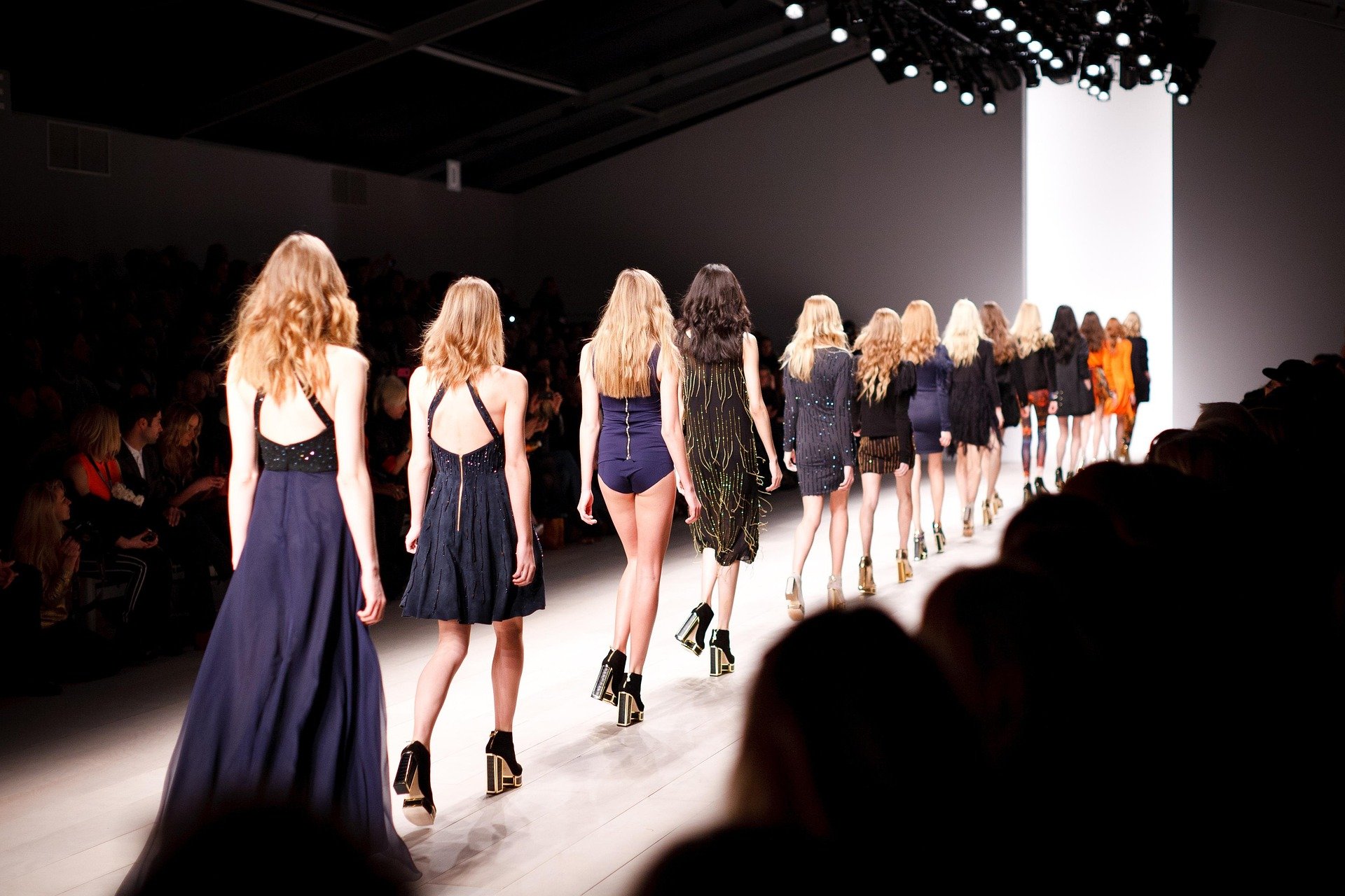 Foto del pezzo: Milano Fashion Week entra nel vivo: passerelle, grandi firme e nuove tendenze